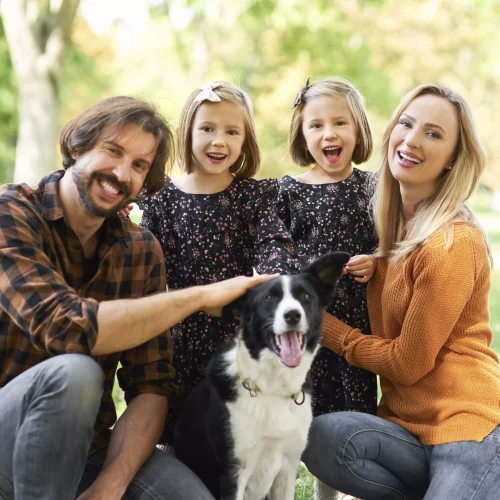 Familia con perro 2 Cremación con Devolución de Cenizas (Prenecesidad o Necesidad Inmediata)