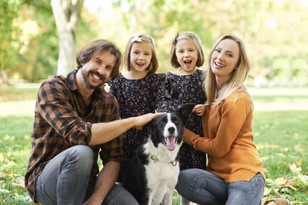 Familia con perro 2 Cremación con Devolución de Cenizas (Prenecesidad o Necesidad Inmediata)